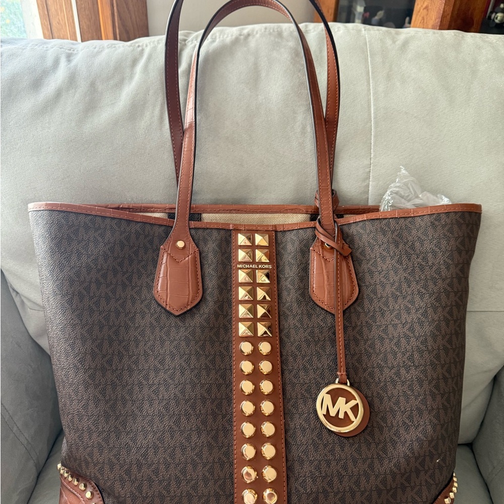 SALE🌸Michael Kors Eva Large Logo Studded CrocodileTote